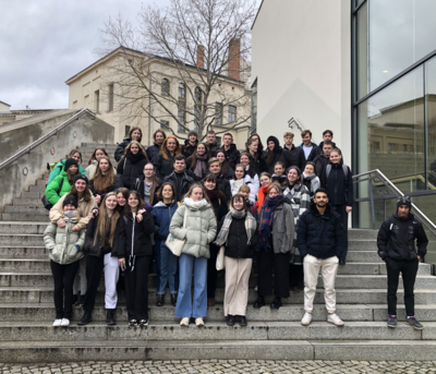 Die Schülerinnen und Schüler unserer beiden 11. Klassen am Universitätsplatz.